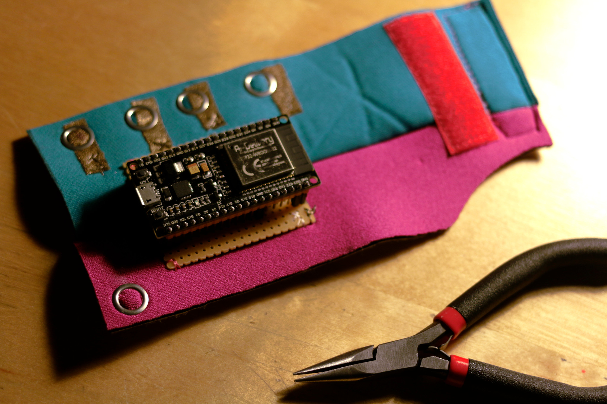 willpower studios 3-fingers wearable music tech instrument audiovisual arduino esp32 finger bend sensors etextiles 