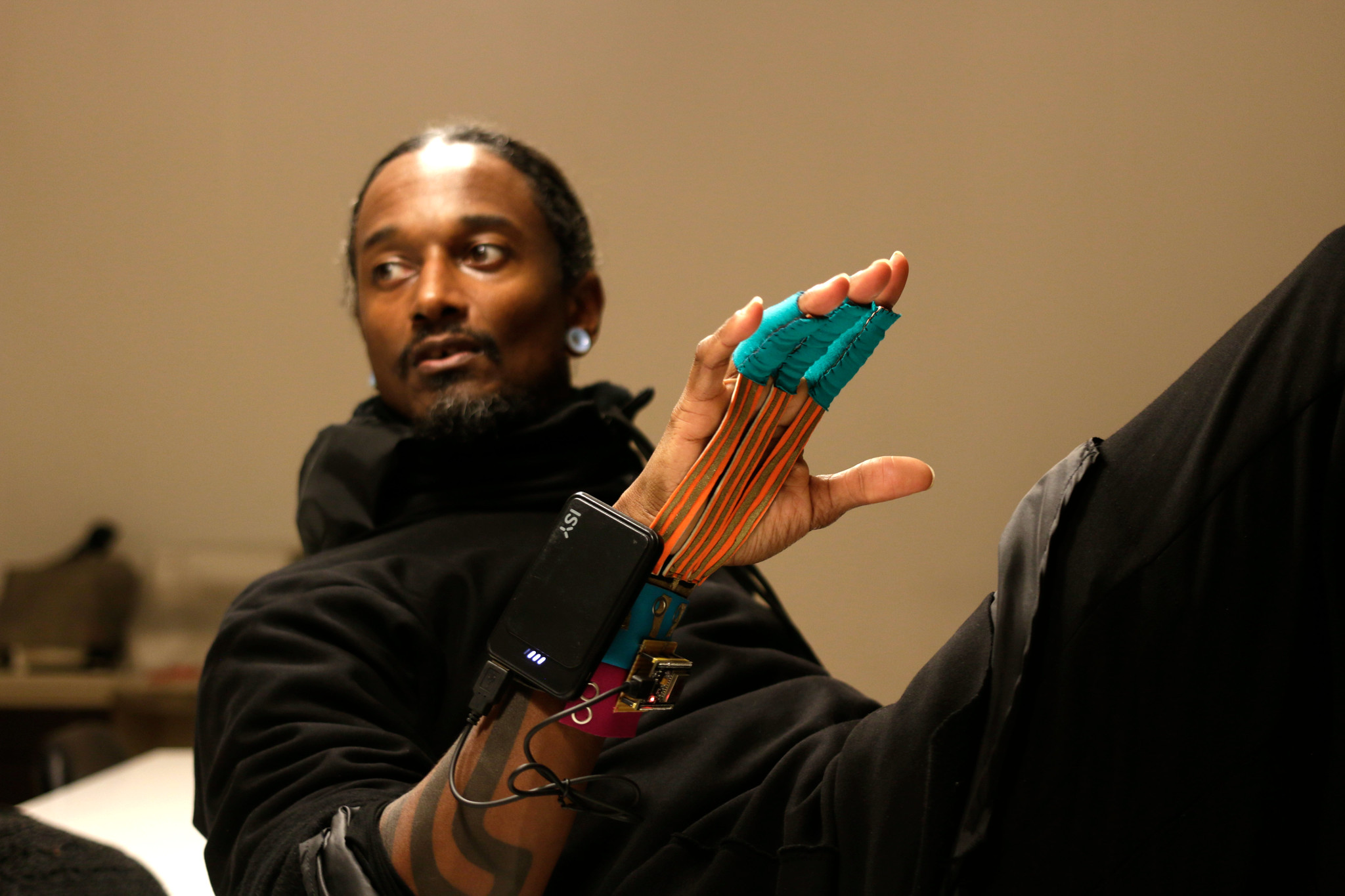 willpower studios 3-fingers wearable music tech instrument audiovisual arduino esp32 finger bend sensors etextiles 